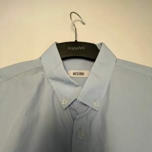 Moschino skjorta använd 1 gång vid ett tillfälle, ny pris 3900