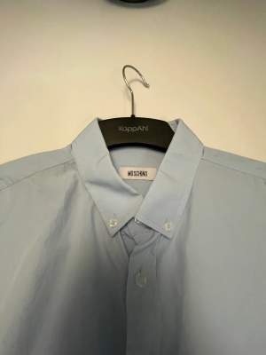 Moschino skjorta använd 1 gång vid ett tillfälle, ny pris 3900