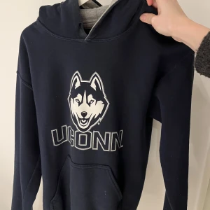 Hoodie med tryck - Jättesnygg vintage mörkblå hoodie med coolt tryck. Jätteskön och har jättefin pasform, säljer då jag växt ur den. 