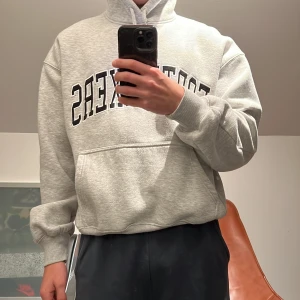 District 46 hoodie - District 46 Hoodie i stl xs men passar som S och möjligtvis upp mot M. Inga fläckar eller skador på tröjan. Bra skick. Nypris 899kr