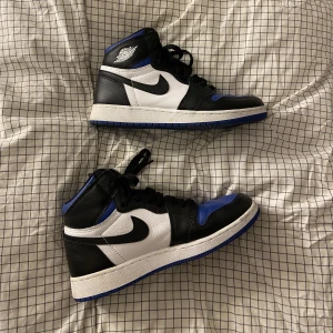 Jordan 1 retro high royal toe  - Väldigt bra skick. Finns även blå skosnören som kommer med. Kan skicka bevis på att dom är köpta på stockx. Dom är i ”barn storlekar”. Det står 6Y men det motsvarar 38,5. Köptes för ca 3000kr. Pris kan diskuteras 