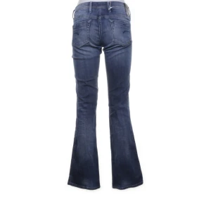 lågmidjade bootcut jeans - Skitsnygga lågmidjade bootcut jeans från G star raw!! Jättesnygg blå/grå färg, köpta för 350💕 skriv för intresse eller fler frågor!  