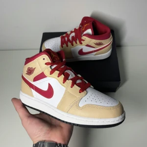 Jordan 1 Mid - Cardinal  - Jordan 1 Mid - Cardinal 🟠 // Helt nya med originalbox, ds // Storlekar: 35.5 EU // Pris: 1199 kr // Skickas spårbart via PostNord på köparens bekostnad 