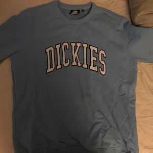 Dickies tröja - Säljer denna dickies tröja då de inte är min stil, bra skick och passar som oversize på mig som är S