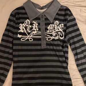 Y2k topp - Älskar denna topp med mitt liv men börjar bli lite liten för mig🖤 toppen skick