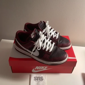 Nike dunk low - Säljer mina dunks för att dom har blivit försmå. Skorna är i 7,5/10 skick.  Har inte använt dom så mycket. Har kvar kvittot från när jag köpte dom. Köparen betalar frakten 