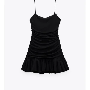 Zara klänning  - Säljer denna populära klänningen från zara som är slutsåld på deras hemsida endast använd ett par gånger, ser ut som ny!