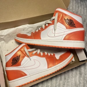 Jordan 1 Mid Electro Orange  - Endast använda 2 ggr - Jätte snygga Jordan 1 Electro Orange i storlek 44 med låda. 