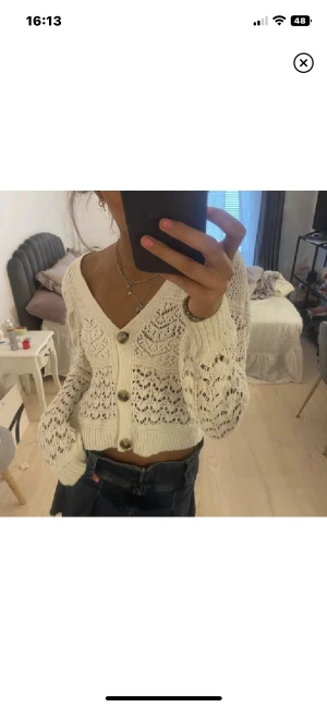 Virkad kofta mango  - Så fin och populär virkad kofta från mango!! Skicket är jättebra, säljer endast vid bra bud🥰 kolla mina andra annonser!!!