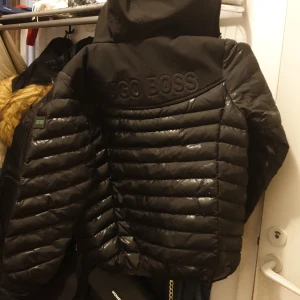 Hugo boss jacka - Hej säljer mitt barns jacka Hugo Boss jacka. St140 både tjejer och killar kan använda den