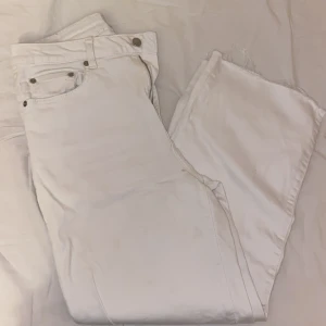 Jeans  - Ett par mom jenas med slits där nere. Mycket bekväma, sitter ungefär till naveln. Passar även storlek M/38