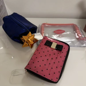 Necessärer  - Säljer dessa necessärerna från mac, benefit och Victorias secret (sminkborsthållare)💗💗 aldrig använda! 50kr styck (20kr för den genomskinliga)