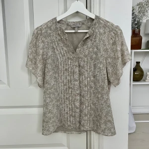 Blus - Jättefin blus från H&M, aldrig använd! 