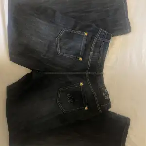 Baggy jeans mörkblåa med diamanter på fickan, lite rufsade på kanten längster på benen / pris kan diskuteras 
