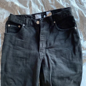 Vintage jeans  - Äkta svarta vintage jeans från Calvin Klein. Mom fit, från 90-talet! Inga hål, knappen är lite lös men går att trycka fast. Gammal storleksskala som säger 8 men skulle jämföra med 26 i midjan.