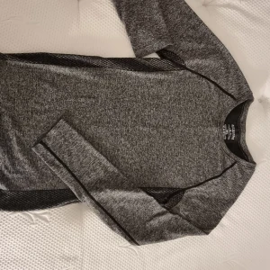 Träningströja/underställ dam - Aldrig använd ren tröja avsedd för träning/underställ 