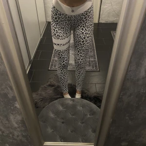 Träningstights - Superfina träningstights från Stronger, de är i storlek M men passar mig bra som vanligtvis har S. Sparsamt använda och är i jättebra skick.😊🫶🏼