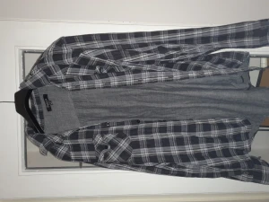 Herr skjorta  - Hej  Säljer en herr skjorta i slim fit storlek XL använd några få ggr, men i gott skick, grå och svart är den,  20 kr för den, finns i eslöv att hämta, kan med skickas frakt tillkommer.