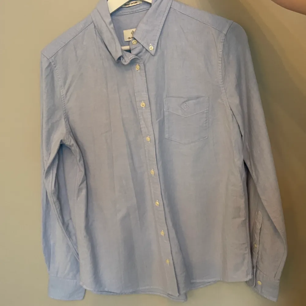Äkta Gant skjorta i ljusblått i strl 38. Använd 2 ggr.. Skjortor.