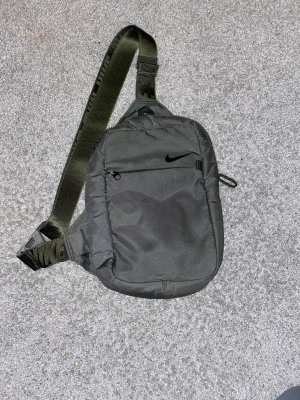 Nike väska - Säljer dennna Nike väska i nyskick och knappt använd. Den har inga skador eller defekter. Köpt för 299kr Priset kan diskuteras då jag vill bli av med allt💞