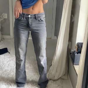 Säljer min grå zara jeans i storlek 40 då de är för stora för mig. Köpta för ca 1 år sedan och är i jättebra skick! Köpte för ca 400kr tror jag och jag säljer för 250kr💓 går inte att få tag på längre!