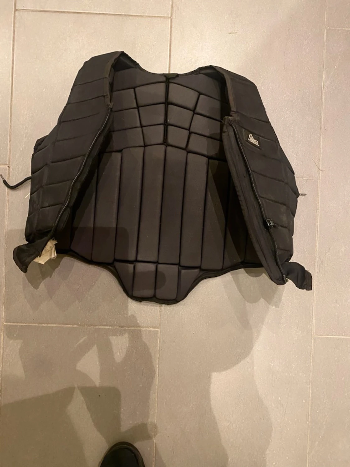 En hjälm , rid byxor & en väst