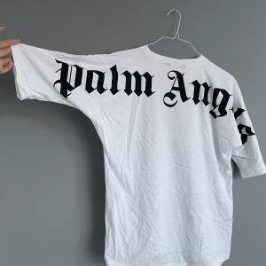 Snygg Palm angels t shirt bara använt 2 ggr säljer för den ibte kommer till användning tyvär venne om den e äkta gick den av farmor men den ser äkta ut iaf 