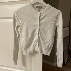 Kofta från hm - En fin kofta från hm.💓är lite nopprig på armen men i fint skick❤️slut på hemsidan men säljs då den aldrig kommer till användning. Hör av er vid frågor eller fler bilder❤️