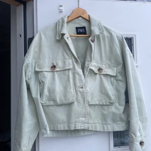 Jacka från Zara - Pistasch grön vår och sommarjacka från Zara i storlek S . Sparsamt använd  ☺️