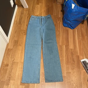 Jeans - Bara att skriva om fler bilder eller mått önskas ☺️