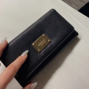 Plånbok/Väska  - En plånbok/Väska från Vabene Frienze. Fåtal gånger använd. Om du har frågor och funderingar är det bara att skriva, även om du tex vill ha fler bilder. 💙Kom gärna med ett rimligt pris som du tycker, priset kan alltid diskuteras 💙(köparen står för frakten)