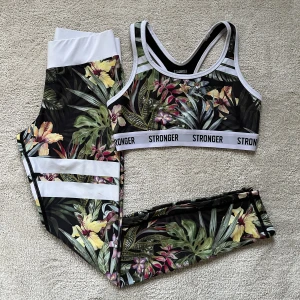 Stronger set  - Träningsset med tights och topp från Stronger i jättefint mönster. Går att köpas separat. Stl S i fint skick.