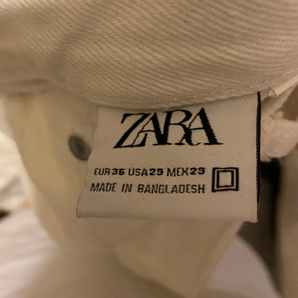 Helt nytt plagg från Zara . Jeans & Byxor.