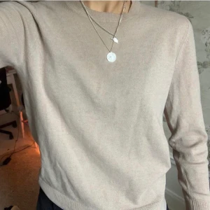 Tröja  - Säljer denna jätte snygga Kashmir tröjan🌟lånad bild av tjejen jag köpte den av💗💗den har dock ett litet hål vid ärmen💞