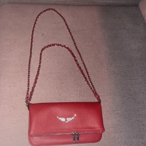 Zadig vädka - En fin röd Zadig väska, bra stick! Helt ny köpte igår! Inte riktigt min smak,skriv privat❤️😻kan gärna byta mått dena! Liten