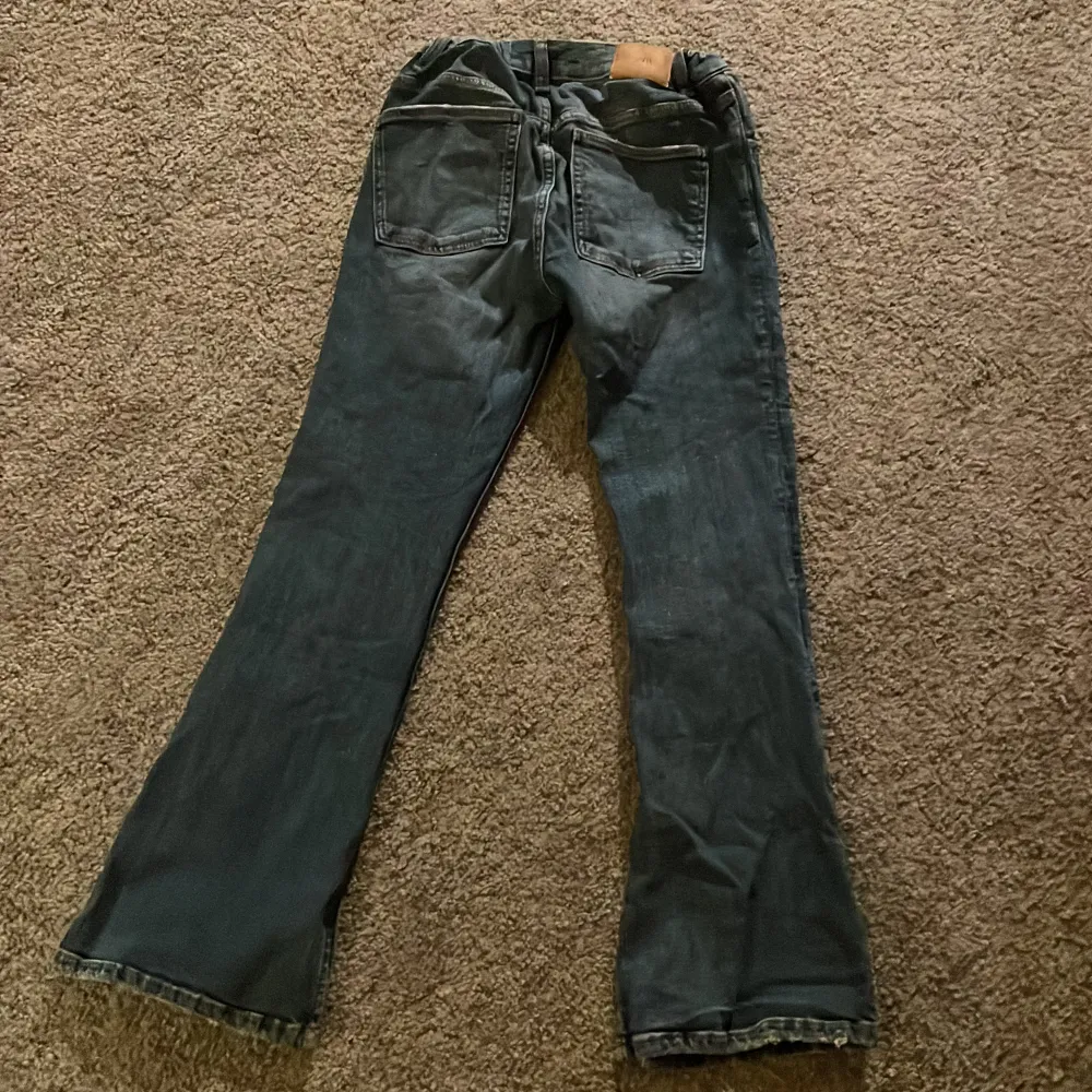 Ett par lågmidjade jeans från zara i väldigt bra skick❤️(frakt ingår)❤️känns lite mindre storlek än 164 skulle jag säga❤️. Jeans & Byxor.