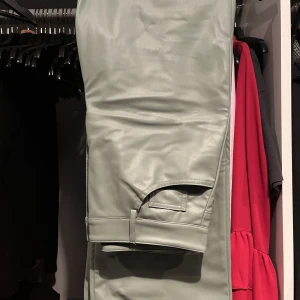 Skinbyxor  - Ljusgröna skinbyxor från zara. Aldrig använt dessa byxor. Byxorna har fickor fram och bak och en söm under knäna. Köparen står för frakten 💕