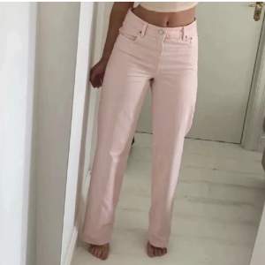 Ett par snygga rosa jeans. Knappt använda, bara använt två gånger. Inga defekter. Säljer för 100kr. Kom privat för fler bilder (bilden är lånad).😘