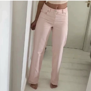 rosa jeans - Ett par snygga rosa jeans. Knappt använda, bara använt två gånger. Inga defekter. Säljer för 100kr. Kom privat för fler bilder (bilden är lånad).😘
