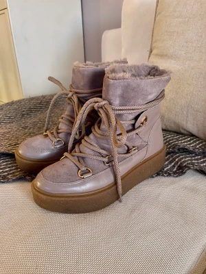 K.Cobler - Storlek 38. (Kan mäta innermått vid behov) Sparsamt använda.   Köpare betalar frakt. 