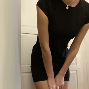Svart klänning  - Säljer denna fina klänning då den inte kommer till användning. Jättefin och i nytt skick. (Jag är ca 170)❣️