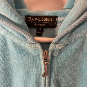 ljusblå juicy couture - äkta ljus blå/turkos juicy couture zip hoddie. små defekter av använding på underärmarna. säljer pga att jag helt enkelt inte får andvändning av den längre. hör gärna av dig vid funderingar!! 🙏🏽