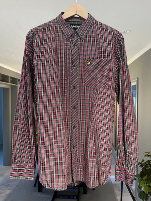 Skjorta Lyle&Scott - Skjorta från Lyle & Scott i slimfit storlek Large. Röd/grön rutig