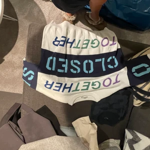 Snygg tröja - Storlek small men lite oversized från closed.