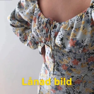 Sommar klänning - Jätte fin klänning köpt secondhand, säljer då den var lite för stor för mig.