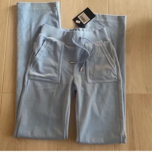 Juicy byxor  - lånade bilder! Juicy byxor storlek XS, färgen powder blue, inte använda alls mycket. Säljer dom pga att jag har många andra ❤️ kom privat för fler bilder❤️