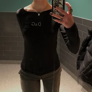 Dolce Gabbana tröja - asnajs långärmad med D&G tryck🧸köpt på Humana