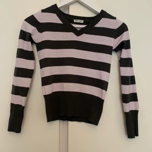 Randig långärmad! - Söt randig långärmad tröja med  😍 söta detaljer längst ner på tröjan, den är från h&m barn avdelning men en äldre kollektion❤️ skriv privat för mer info eller intresse för att köpa ( köpare står för frakt) ❤️ 