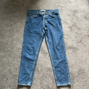 Zara jeans strl, 32 - Zara jeans i oanvänt skick. Köpte jeansen för 600kr