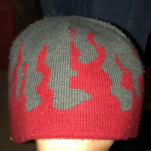 Cool mössa - Om man väder på mössan så kan det vara flammor och andra sidan är det en dödskalle 